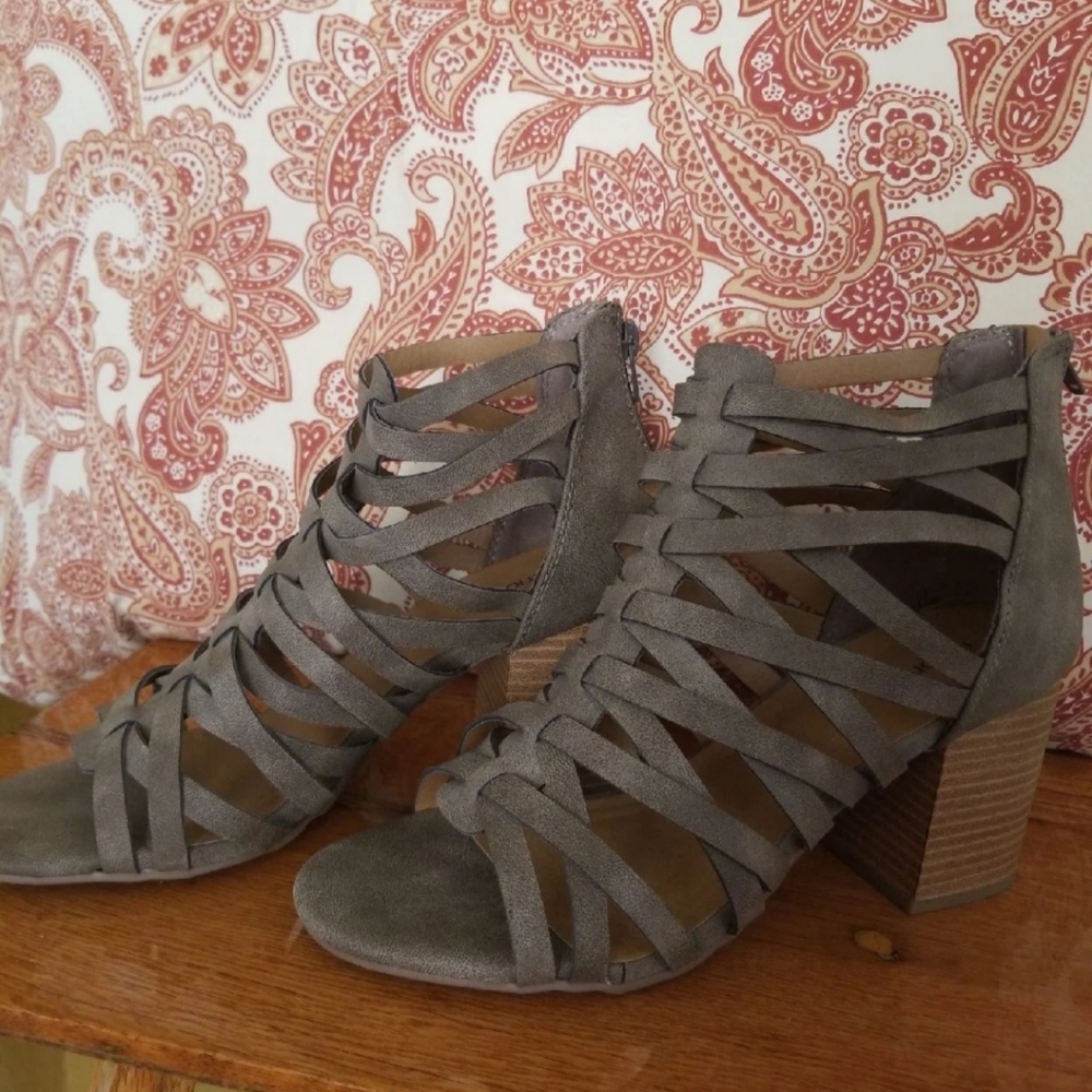 Like new Maurices sandals
